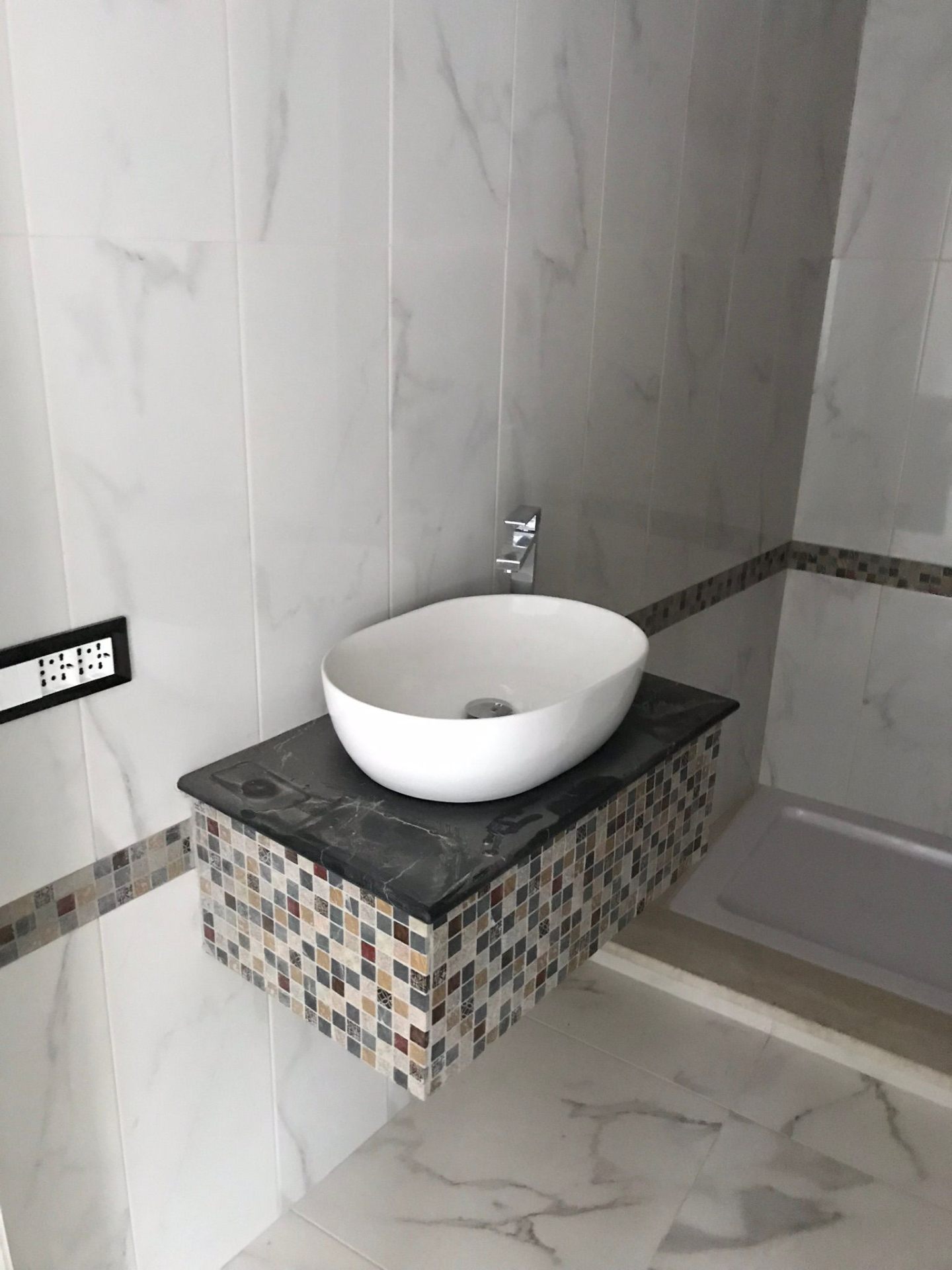 Bagno in marmo e mosaico